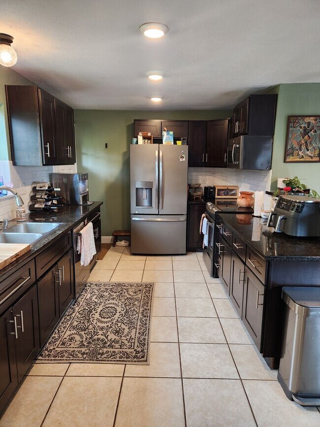 Building Photo - Victorian Style Home Rent Ready!!