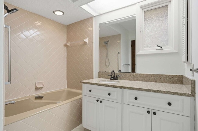 Building Photo - 815 Farm Quarter Rd