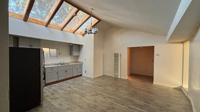 Building Photo - 562 Van Buren St