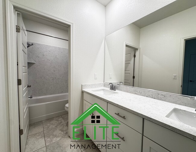Building Photo - Spacious and Modern 4-Bedroom Home in Desi...