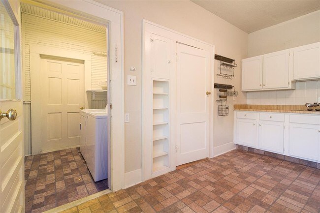 Building Photo - 303 Northwood St