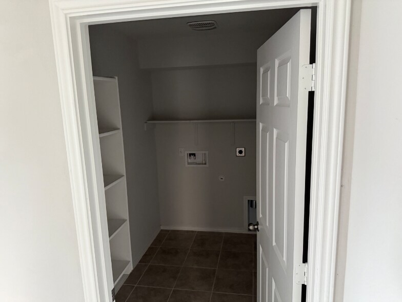 Building Photo - 9019 Stonehollow