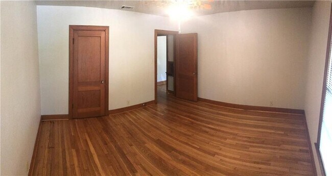 Building Photo - 1501 W 40th St