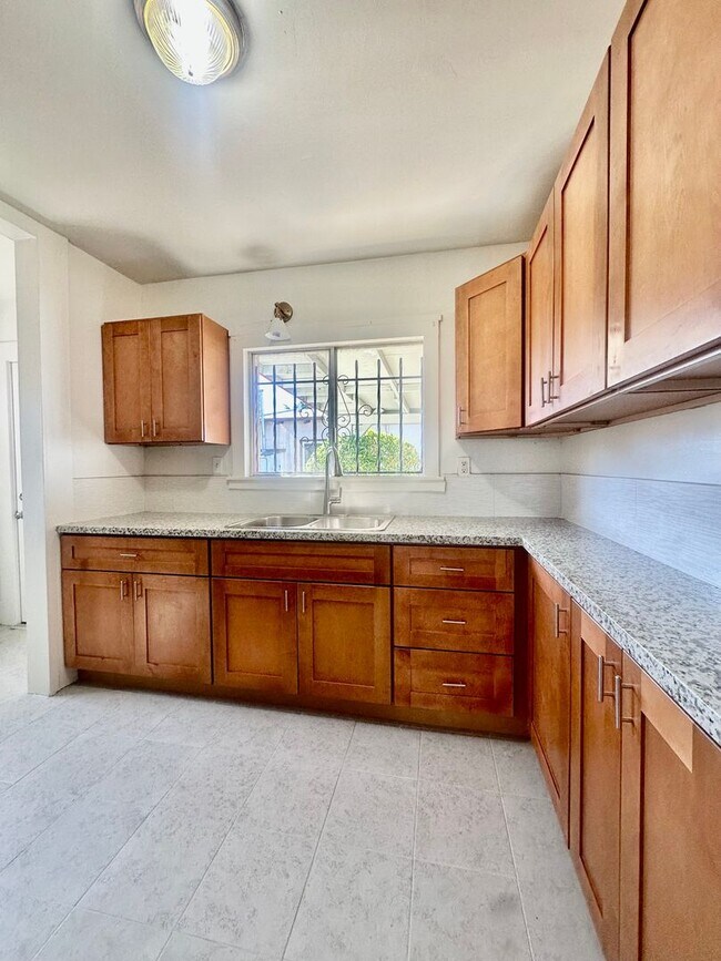 Building Photo - Charming single family home available for ...