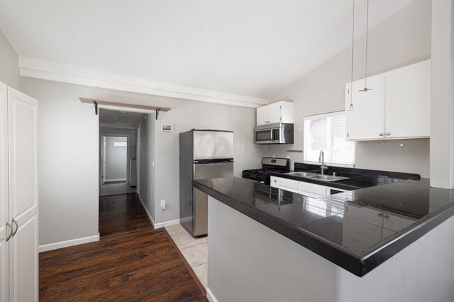 Building Photo - Beautifully Upgraded 2 Bedroom Starter Home!