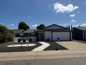 Building Photo - Absolutely gorgeous 3 bedroom 2 bath house