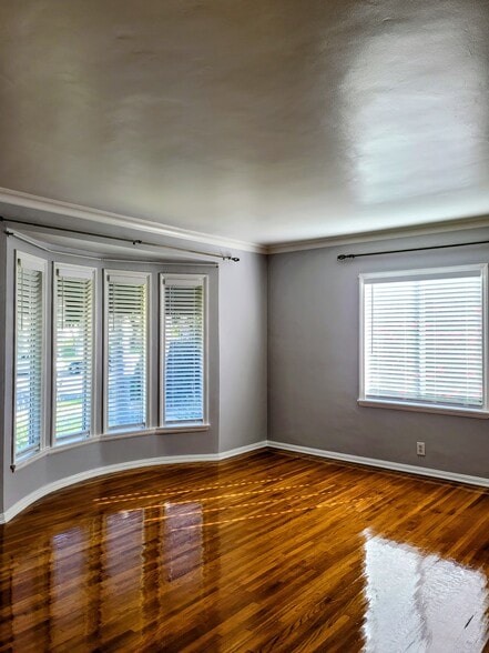 Building Photo - 305 N Palm Ave