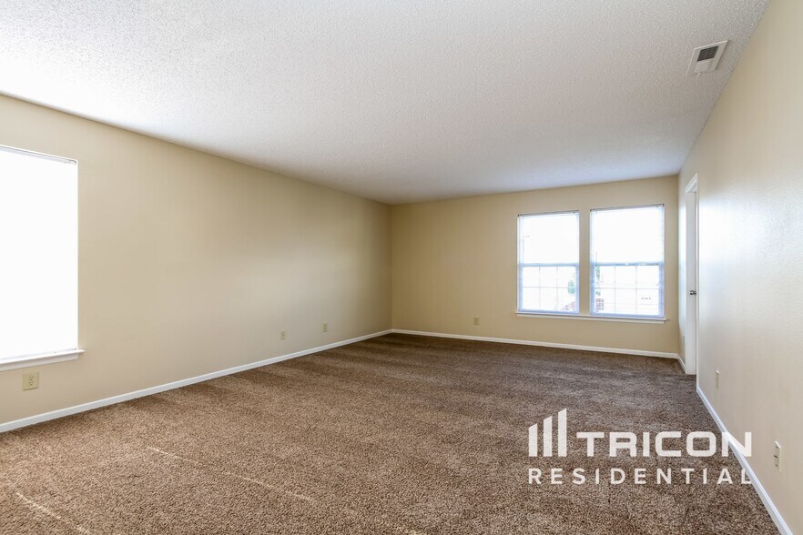 Building Photo - 10770 Parker Dr