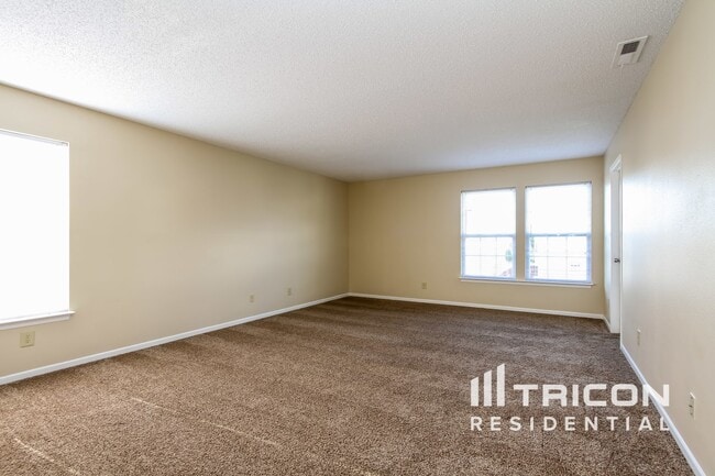 Building Photo - 10770 Parker Dr