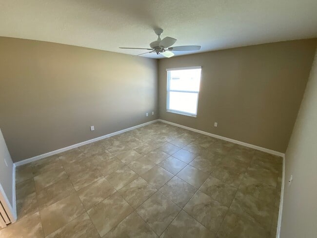 Building Photo - Beautiful Unfurnished 3 bed, 2 bath ANNUAL...