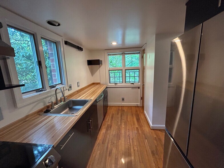 Kitchen has lots of light - 407 McCauley St