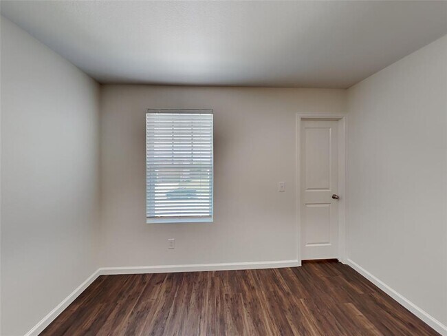 Building Photo - 5023 Highland Crest Dr