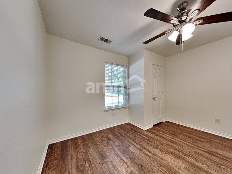 Building Photo - 1922 Cross Oaks Dr