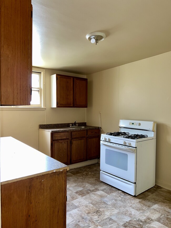 Building Photo - 1037 W Wright St