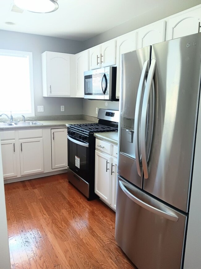 Building Photo - Spacious Condo with Modern Comforts