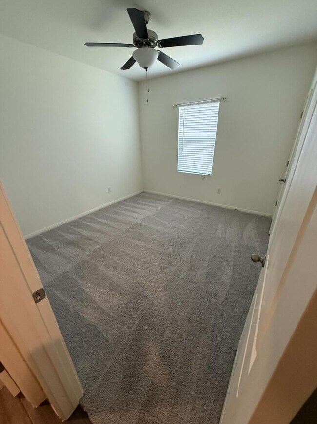 Building Photo - 401 Wren Ln