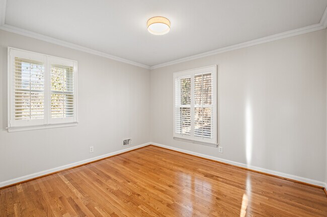 Building Photo - 318 Castleview Dr