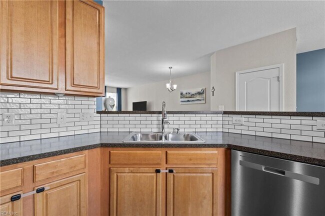 Building Photo - 3 Story Townhouse-style Condo Near Town Ce...