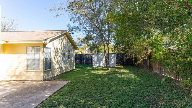 Building Photo - 2402 Lazy Ridge Dr