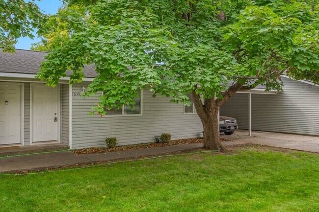 Building Photo - 2 bed 1 bath Rancher duplex