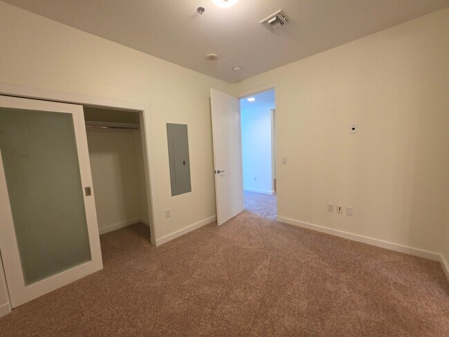 Building Photo - Fantastice High Rise with Full City Views!