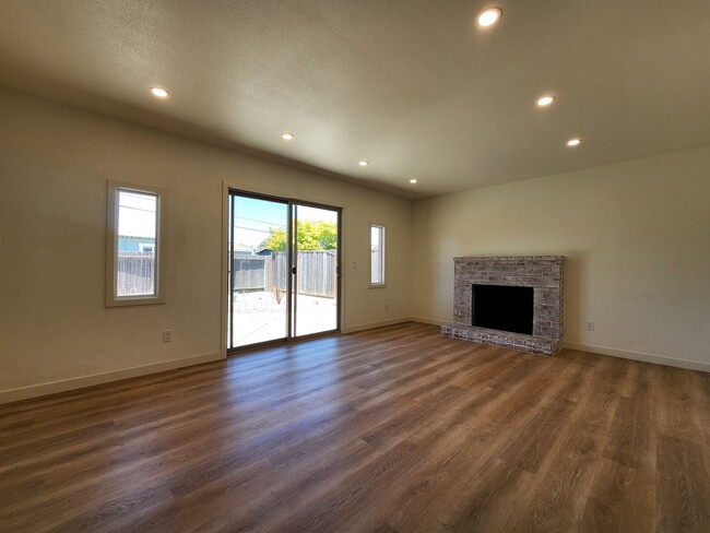 Building Photo - Rohnert Park Home with Large Fenced Yard