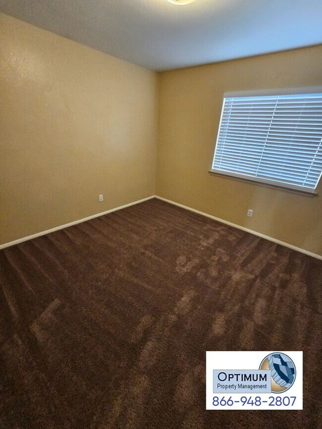 Building Photo - Spacious 6 bedroom , 3 bathroom home with downstairs bedroom and bath