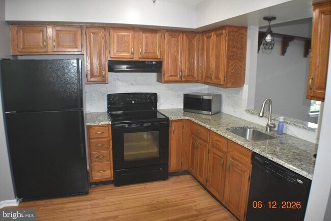 Building Photo - 32 Basswood Ct