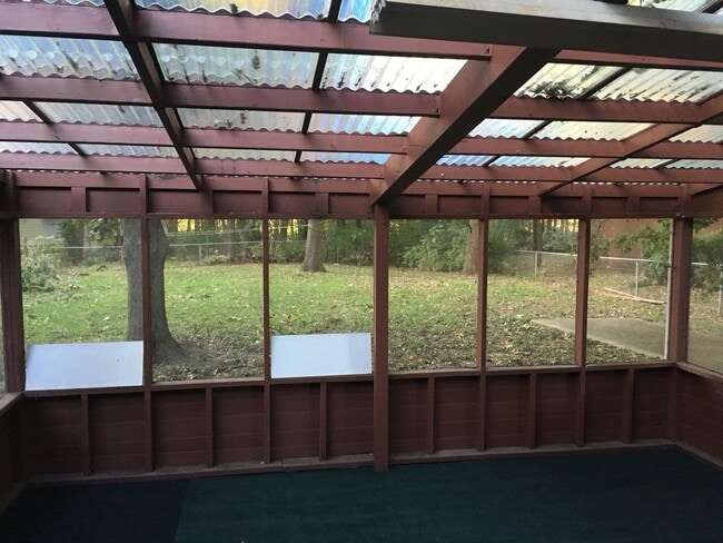 Building Photo - 3 Bedroom, 2 bath in the quiet Woodcliff Acres community