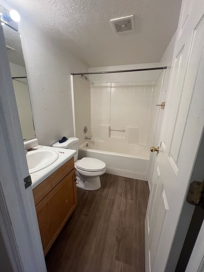 Building Photo - Beautifully refreshed 3 bed 2 bath apartme...