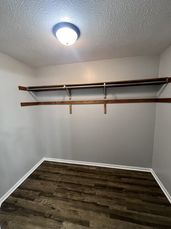 Building Photo - 213 Elas Ct