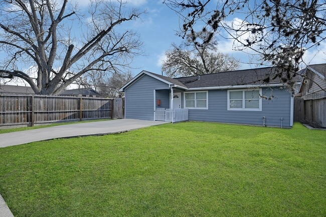 Building Photo - 6705 Sherwood Dr