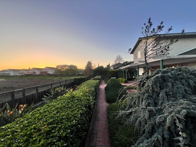 Building Photo - $500 OFF FIRST MONTH'S RENT!!!  BEAUTIFUL TWO LEVEL 3BD/3BA HOME AVAILABLE IN NEWARK, CA !!!!!!