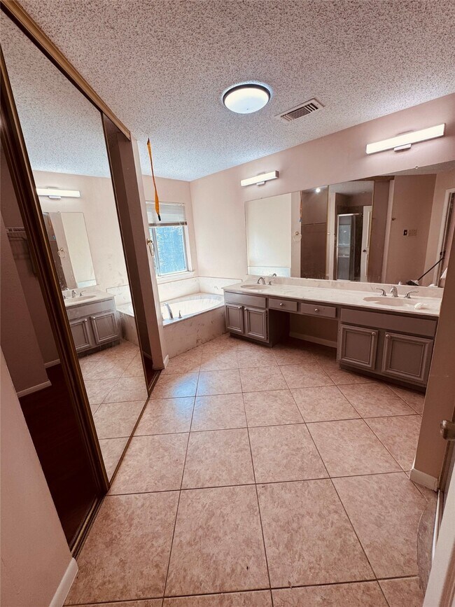 Building Photo - 14810 Rancho Vista Dr