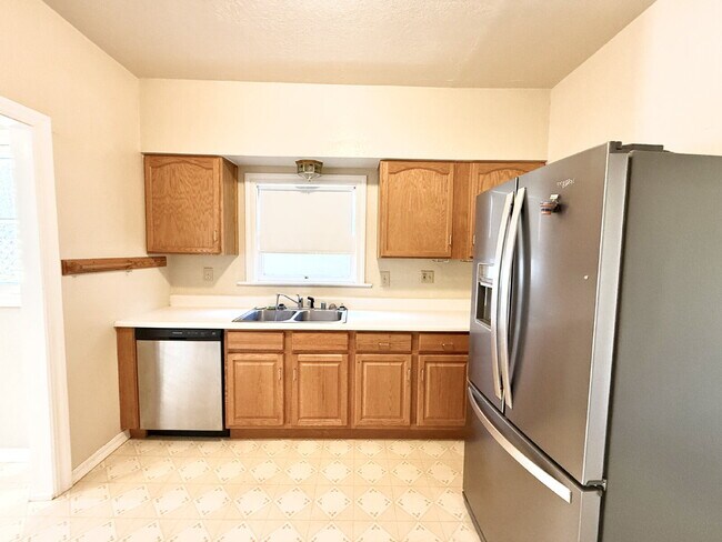 Building Photo - Charming 3-Bedroom Home with Yard – Conven...