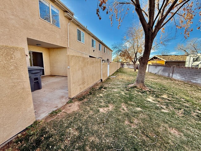 Building Photo - Adorable 3-BR Parkside Townhome