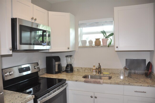 Building Photo - 1216 NW 6th Ct