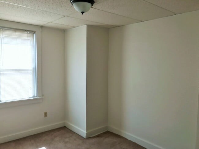 Building Photo - LARGE, RECENTLY UPDATED HOME AVAILABLE FOR AUGUST!