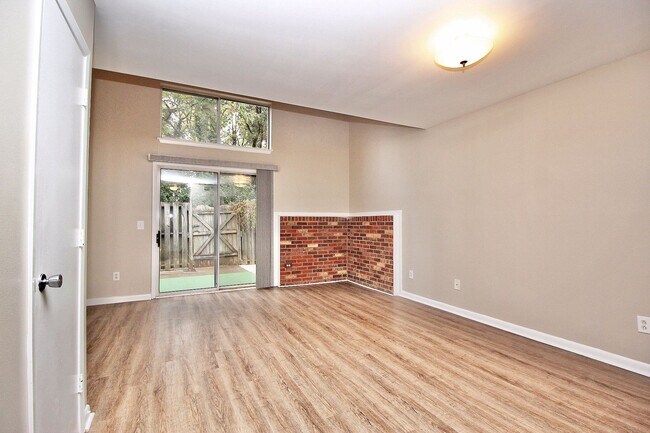 Building Photo - Newly Renovated SouthPark Townhome for Imm...