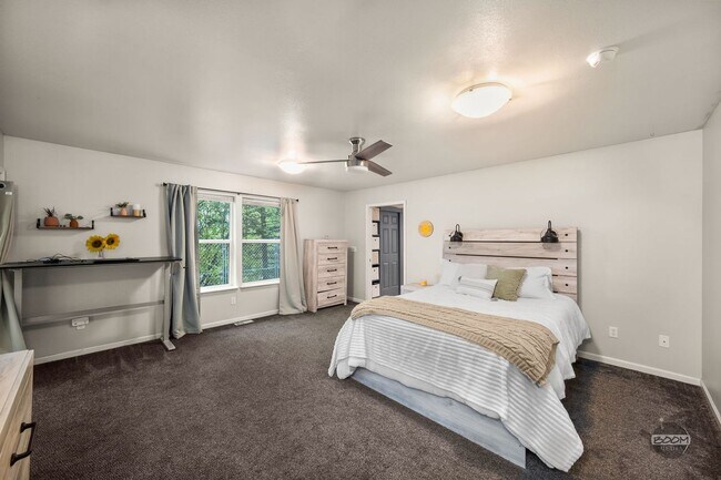 Building Photo - Charming Palmer Home!