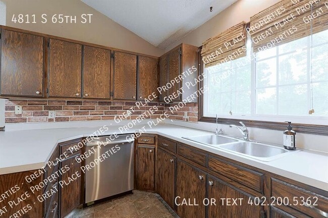 Building Photo - 4811 S 65th St