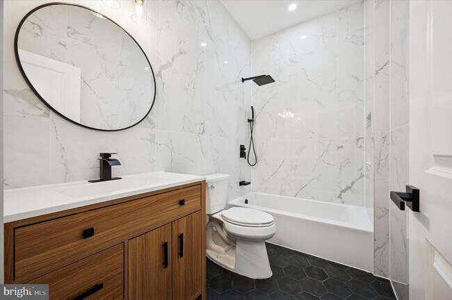 Building Photo - 547 S Yewdall St