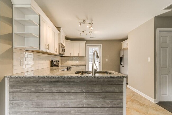 Building Photo - 567 Ashburton Ave