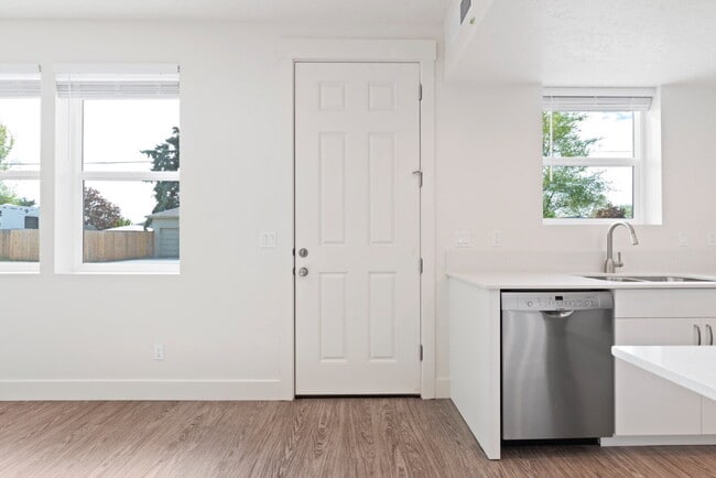 Building Photo - "Discover Comfort & Style: Spacious 3-Bed,...