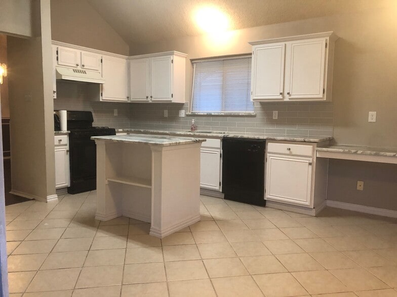 Building Photo - 2202 Bowie Ln