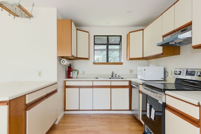 Building Photo - Lovely home near the Willows