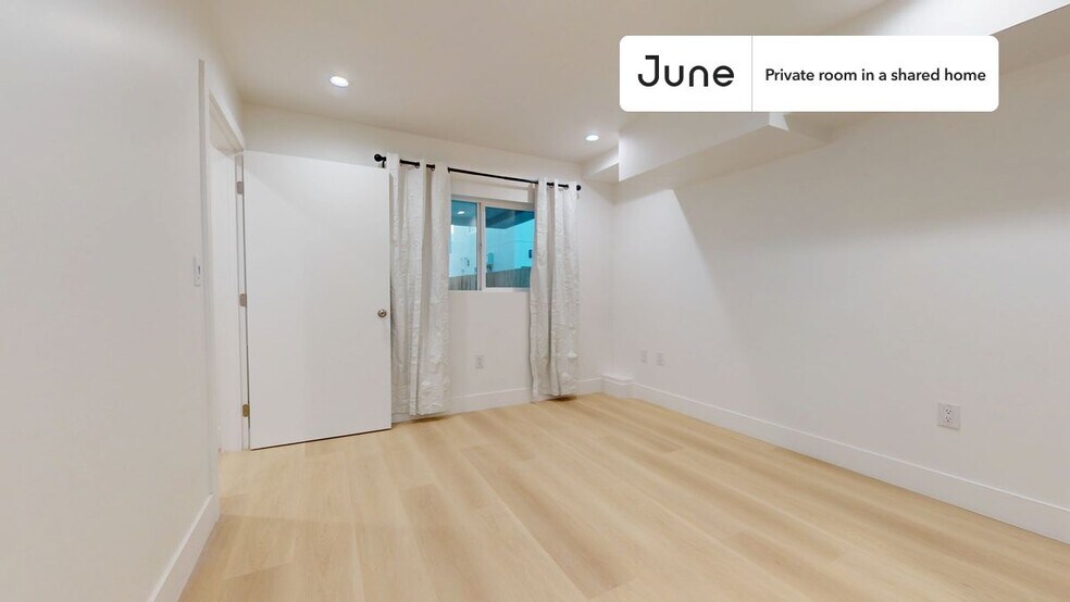 Building Photo - Private bedroom in 5 bed/4 bath Home