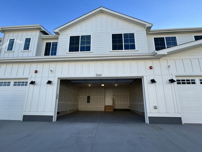 Building Photo - Stylish New Home Surrounded by Greenbelts and Outdoor Recreation
