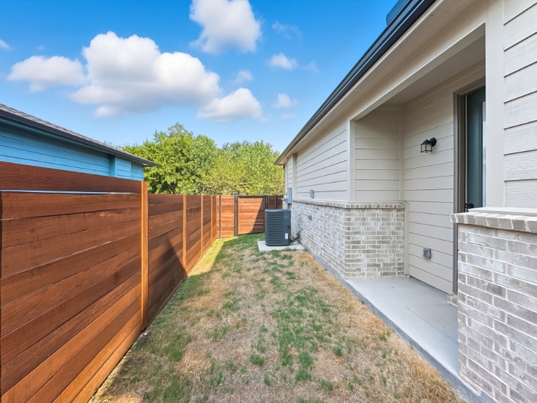 Building Photo - 9525 Thorncrown Ln