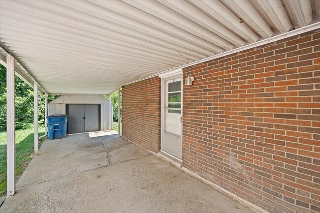 Building Photo - 8 Manor Dr